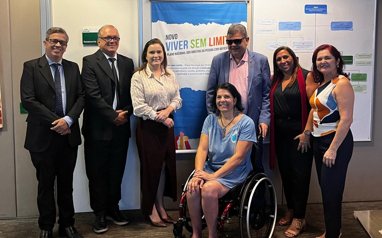 grupo de pessoas posa para a foto